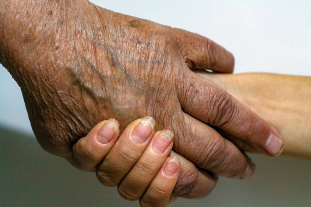 Старіння стара старша жінка руки зморшкуватої шкіри
 - Фото, зображення
