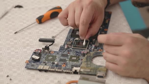 Close-up van technicus handen repareren laptop computer koelsysteem. - Video