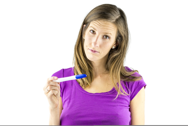 Mirando triste en la prueba de embarazo negativa
 - Foto, imagen
