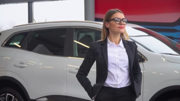 Young beautiful successful business lady at the car dealership - Materiaali, video