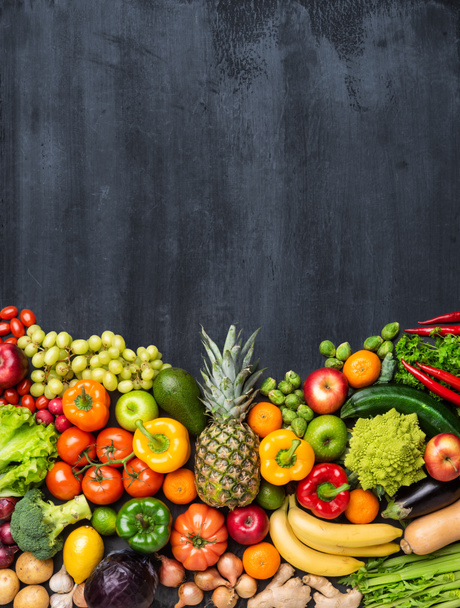Diyet ve sağlıklı beslenme konsepti: meyve, sebze, vejetaryen gıdalar, doğal arka plan üzerindeki beslenme malzemeleri. - Fotoğraf, Görsel
