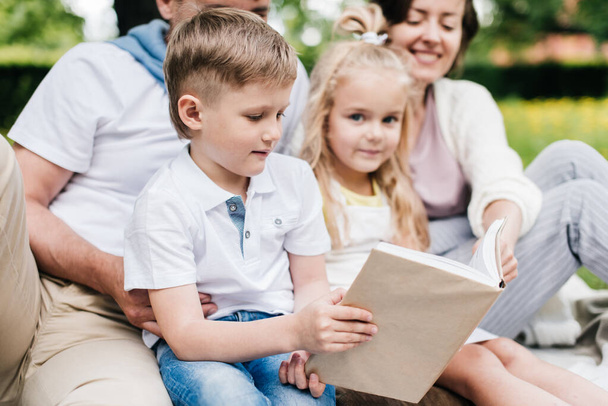 Çocuk tüm ailesine kitap okuyor.. - Fotoğraf, Görsel