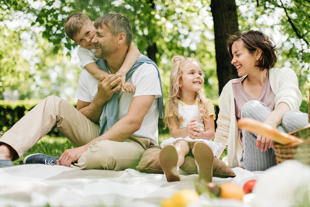 Piknikteki mutlu bir ailenin portresi.. - Fotoğraf, Görsel