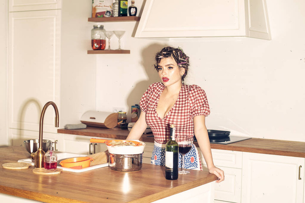 Italian housewife in the kitchen. - Foto, Imagem