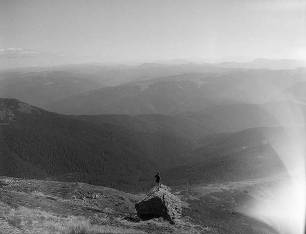 Mens observeren bergen geest - Foto, afbeelding