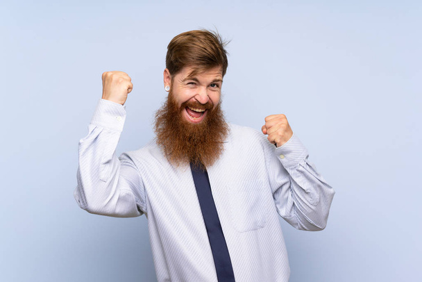 Uomo d'affari con lunga barba su sfondo isolato che celebra una vittoria
 - Foto, immagini