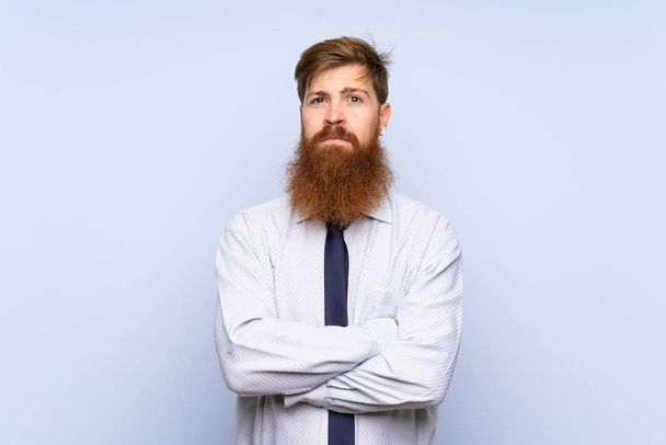 Homme d'affaires à longue barbe sur fond isolé gardant les bras croisés
 - Photo, image