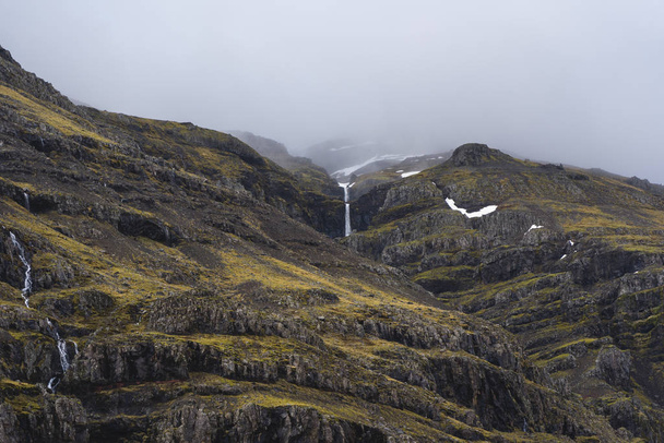 Vízesés Kelet-Izlandon - Fotó, kép