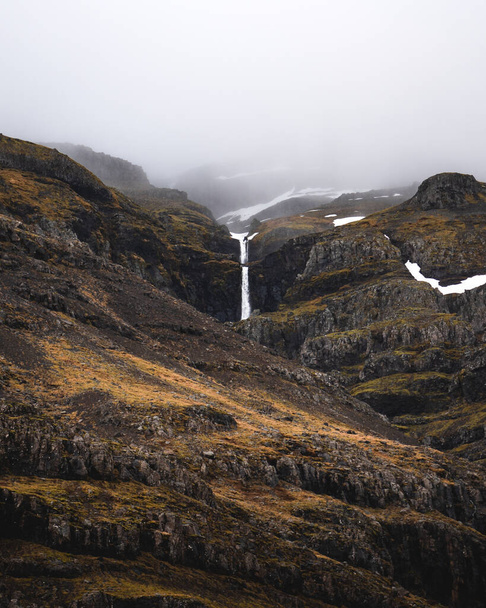 Cascade vesiputous Itä-Islannissa
 - Valokuva, kuva