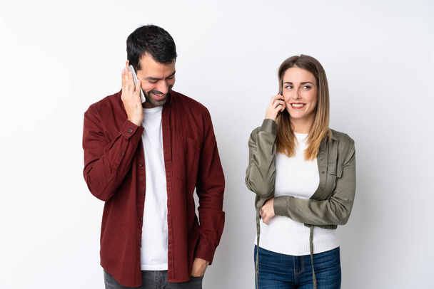 Sevgililer Günü 'nde cep telefonuyla konuşan bir çift. - Fotoğraf, Görsel