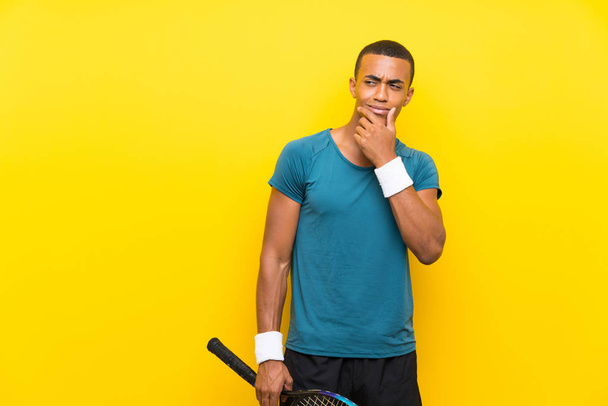 Афроамериканский теннисист думает об идее
 - Фото, изображение