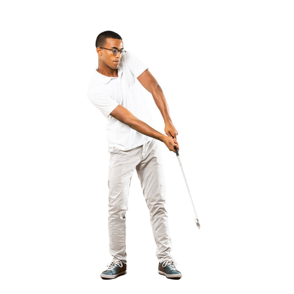 Повнокупольний постріл афро американський гравець гольфіста людина над ізольованим білим фоном - Фото, зображення