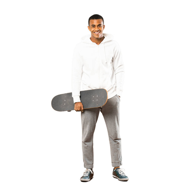 Full-length shot van Afro Amerikaanse Skater man over geïsoleerde witte achtergrond - Foto, afbeelding