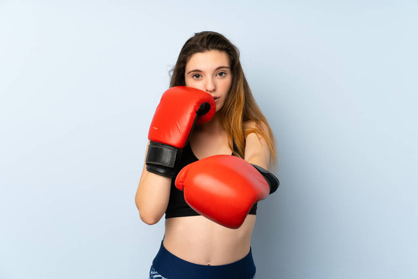 Mladá brunetka dívka s boxerskými rukavicemi přes izolované pozadí - Fotografie, Obrázek