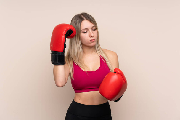 若いですスポーツブロンド女性以上隔離された背景にボクシング手袋 - 写真・画像