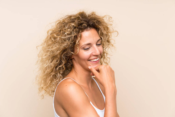 Young blonde woman with curly hair - Foto, imagen