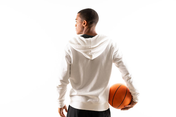 Afro-americano jogador de basquete homem sobre fundo branco isolado
 - Foto, Imagem
