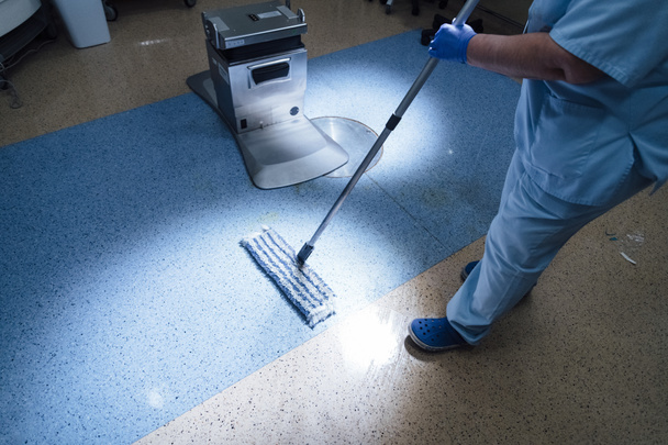 Koncepcja zdjęcia pracownika szpitala sprzątającego podczas operacji r - Zdjęcie, obraz