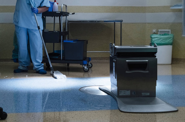 Photo conceptuelle d'un travailleur hospitalier effectuant le nettoyage en opération r
 - Photo, image