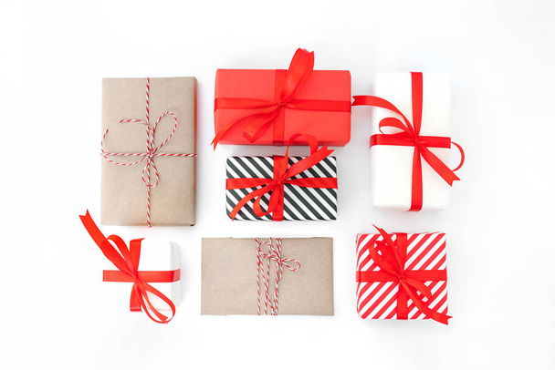 Gift box wrapped in recycled paper with ribbon bow. - Foto, Imagem