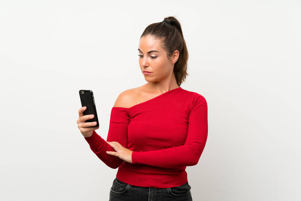 Mujer joven usando el teléfono móvil con expresión triste
 - Foto, imagen