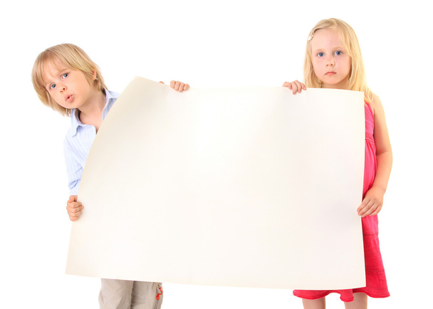 Bambini che tengono isolato un segno di carta di cartone bianco
 - Foto, immagini