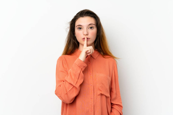 młoda brunetka dziewczyna na odizolowanym białym tle pokazuje znak milczenia gest wprowadzenie palca w ustach - Zdjęcie, obraz