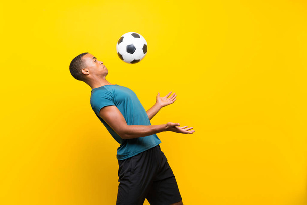 Afro giocatore di football americano uomo su sfondo giallo isolato
 - Foto, immagini