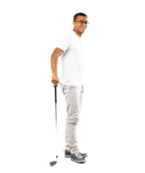 Izole beyaz arka plan üzerinde Afro Amerikalı golfçü oyuncu adam tam uzunlukta atış - Fotoğraf, Görsel