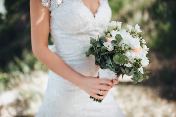 Ślub bukiet w rękach panny młodej. Róże białe i różowe. - Zdjęcie, obraz
