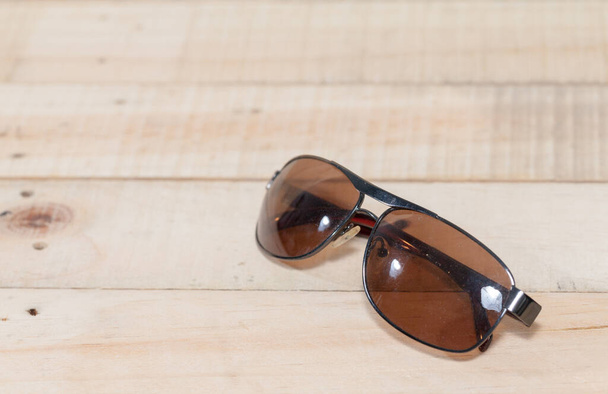 Sonnenbrille aus nächster Nähe auf Holzbrett - Foto, Bild