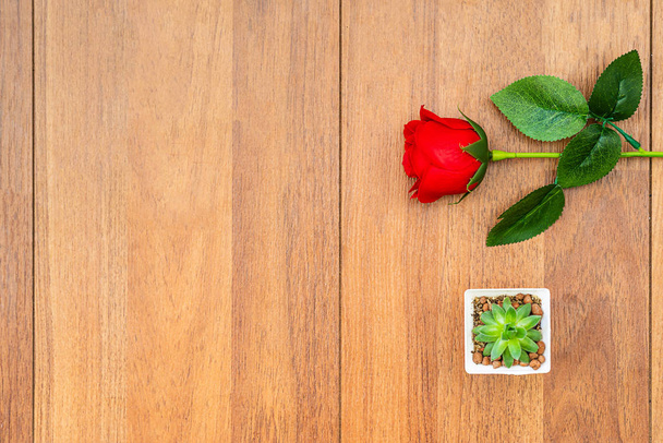 Red roses on wooden table - Foto, afbeelding