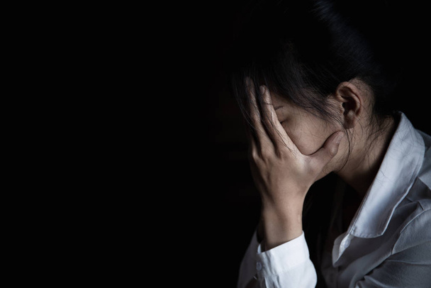 Nuori nainen kärsii vakavasta masennuksesta, Kotimainen väkivaltac
 - Valokuva, kuva