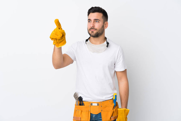 Řemeslníci nebo elektrikář muž přes izolované bílé pozadí dotýká na průhledné obrazovce - Fotografie, Obrázek