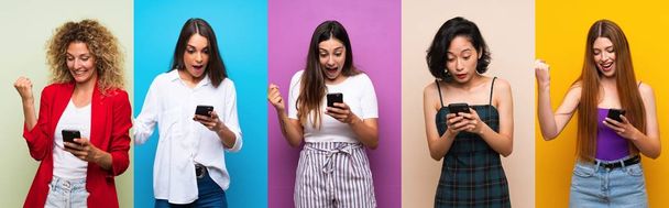 Set di donne su sfondo colorato isolato sorpreso e l'invio di un messaggio
 - Foto, immagini