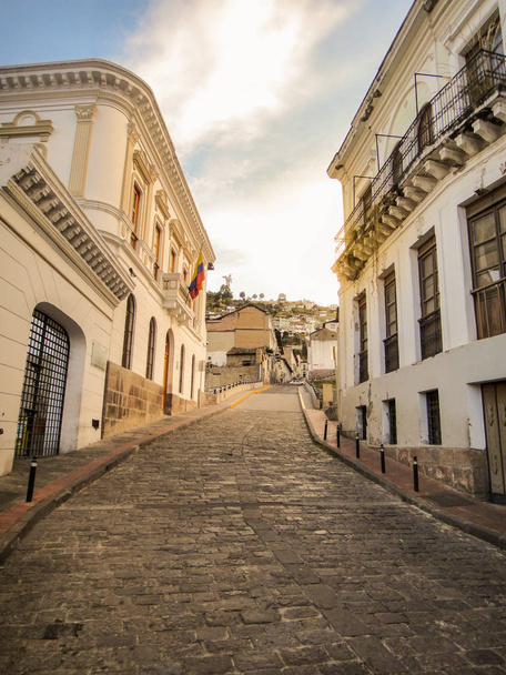 Straße im historischen viertel von quito, ecuador, mit blick auf die jungfrau del panecillo - Foto, Bild