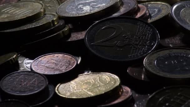 Verschillende gebruikte euromunten draaien - Video