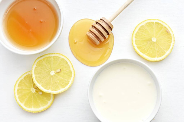 Miele, limone e yogurt, ingredienti per maschera viso, trattamento naturale della pelle
 - Foto, immagini