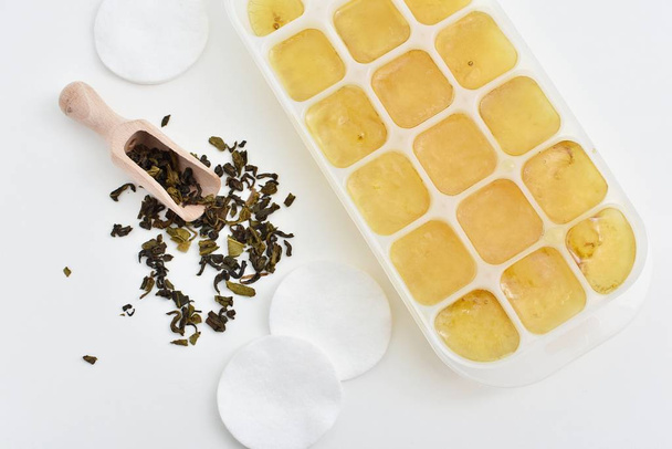 Eiswürfel aus grünem Tee zur Hautpflege, natürliches Mittel gegen geschwollene Augen. - Foto, Bild