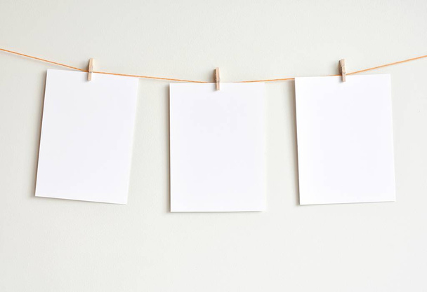 Κρεμαστά λευκά χαρτιά κοντά σουτ - Φωτογραφία, εικόνα