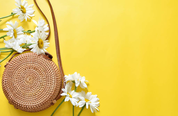 Ahoj letní pozadí, dovolená koncept, ratan taška, bílá louka květiny, horní pohled, kopírovací prostor. - Fotografie, Obrázek