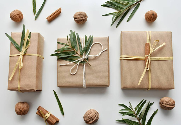 Kreatív, környezetbarát karácsonyi ajándék csomagolás természetes díszítéssel. - Fotó, kép