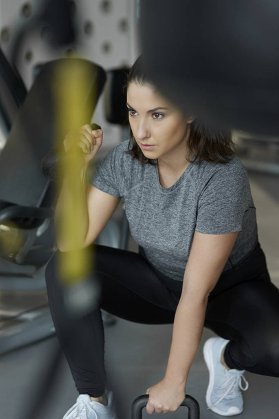 Kobieta sportowiec z kettlebell ćwiczenia na siłowni  - Zdjęcie, obraz