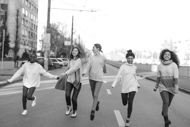 Multiraciale groep vrienden loopt en heeft een plezier op straat. - Foto, afbeelding
