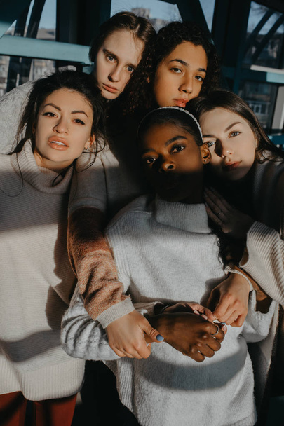 Het portret van een multiraciale groep van vijf vrouwen. - Foto, afbeelding