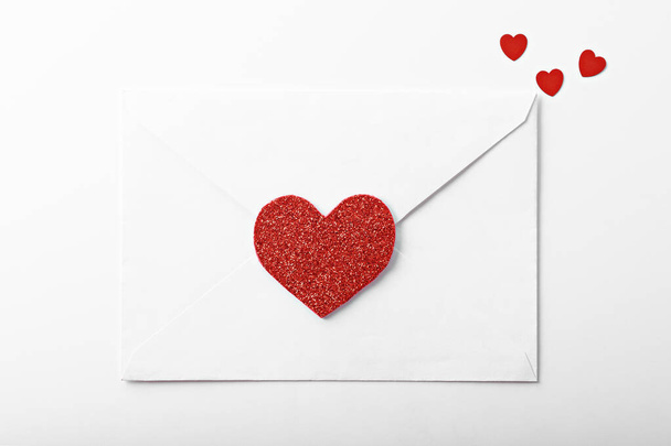 φάκελος ταχυδρομείου με κόκκινες καρδιές για την ημέρα του Αγίου Βαλεντίνου - Φωτογραφία, εικόνα