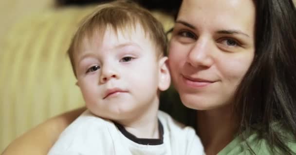 Boy in the arms of mom - Materiał filmowy, wideo