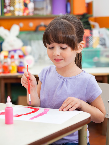 Girl Painting At Desk In Art Class - Foto, imagen