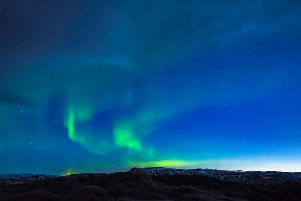 Aurora borealis στη νύχτα βόρειο ουρανό. Ιονισμός του ατμοσφαιρικού αέρα - Φωτογραφία, εικόνα