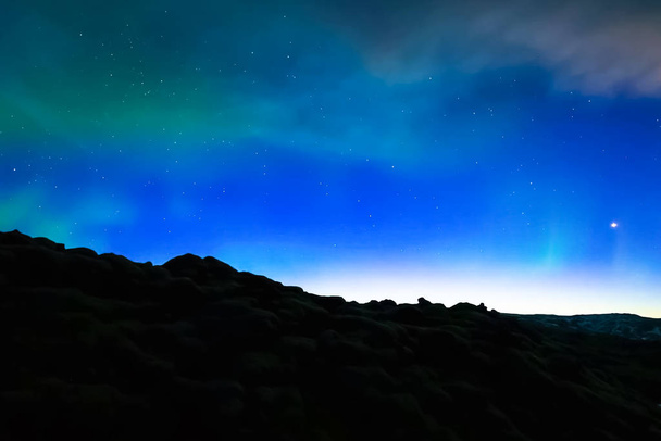 Polarlichter am nächtlichen Nordhimmel. Ionisierung von Luftpartikeln - Foto, Bild